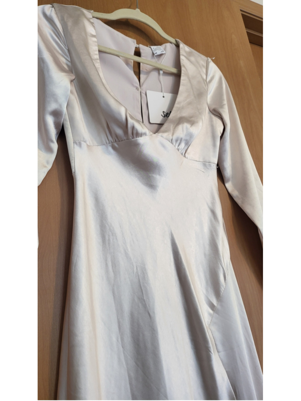 New Selfie Leslie Satin Midi Champagne Long Sleeves Dress Size 6 - Picture 5 of 10